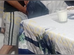 ملفاية مصرية وهي بتاكل و تتفرج في مسلسل محمد رمضان العمدة يعزم عليها عيل ابن زوجها نيكة بعد رفض 7/16