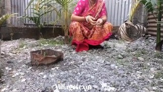 Bengali Desi Bhabhi Outdoor Chudai Devar Ke Saath red Saree main (Official Video By villagesex91)