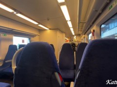 Незнакомец показал мне свой член в поезде и я отсосала на публике 1/16