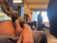 Незнакомец показал мне свой член в поезде и я отсосала на публике 3/16