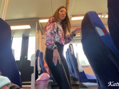 Незнакомец показал мне свой член в поезде и я отсосала на публике 8/16