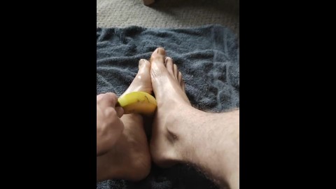 Giving a bannah a footjob with my size 9 (UK) soft feet - who wants a footjob