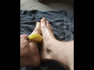 Giving a Bannah a Footjob with my Size 9 (UK) Soft Feet - who wants a Footjob