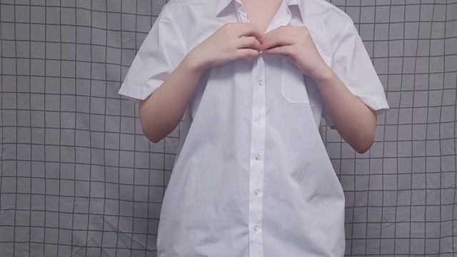 日本の女子高生が勉強後に帰宅し、カメラで服を脱ぐ