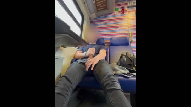 忙しい電車の中でけいれんしてカミングするblond十代の少年