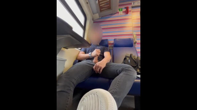 忙しい電車の中でけいれんしてカミングするblond十代の少年