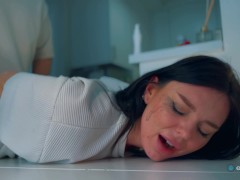 Подсмотрел за сводной сестрой на кухне и трахнул / сводная расплакалась во время минета 13/16