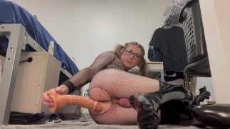 Симпатичная ботаник транс девушка в сетке и ПВХ наполняет свою задницу большим членом