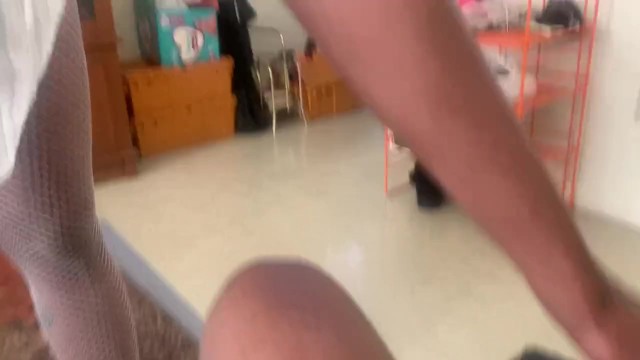 叔父が他の部屋にいる間、叔母は甥を吸い取る