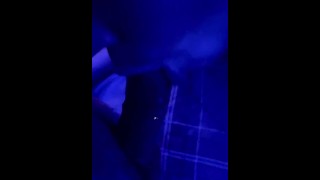 Chupando Papi pau sob a luz 🤤 azul
