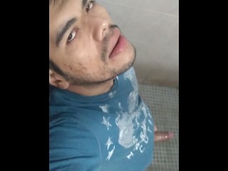 VERGA GRANDE LECHOSA DE HOMBRE JOVEN TIRA MUCHO SEMEN AL SUELO 💦🥵