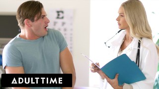 ADULT TIME - Le docteur Emma Hix suce la bite de son patient après l’avoir attrapé en train de se branler!