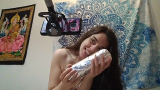 pinkmoonlust desnuda come una comida mexicana burrito su comida favorita fetiche feederer feeder