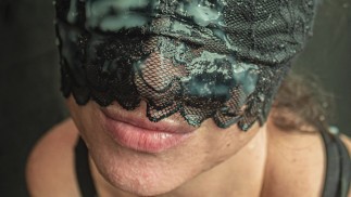 Милфа принимает ванну со спермой.