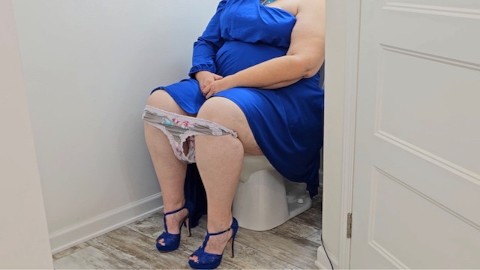 Mulher no banheiro pega com a calcinha para baixo por estranho - (bbw ssbbw, bunda gorda, bunda grande, bunda grossa)