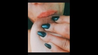 爸爸教我如何抬起乳头弄湿我的阴户......你将？😇