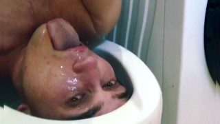 симпатичный парень писает на собственное лицо, пока голова в туалете | использует рот как туалет