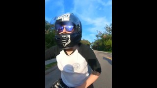 Clignotant en public en chevauchant sa Harley Pawg sur son porc