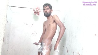 Rajeshplayboy993 se doucher et jouir dans la salle de bain
