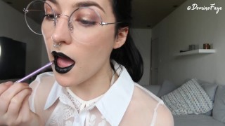 Zwarte lippenstift aandoen voor uw plezier door Domino Faye