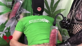 420 masturbação Gótica MILF em luvas de látex pretas com bomba de pênis. Visão alternativa.