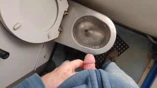 Banheiro matinal no trem.