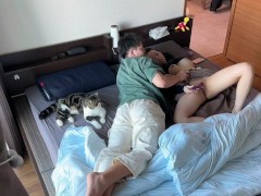 オナニー中の彼女をサポートしたら物足りなくなってオチンポおねだり❤️素人カップルのSEX盗撮　バイブ　オモチャ　オナサポ　クリ責め　かわいい　絶頂　巨乳　ハメ撮り　投稿　個人撮影　日本人　えむゆみ - Screenshot 4 of 16 - Amateur Couple