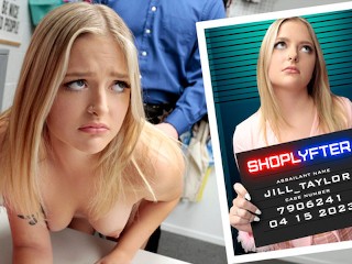 Избалованная блондинка-подросток Джилл Тейлор учится не воровать после того, как офицер Майк жестко трахает ее - Shoplyfter