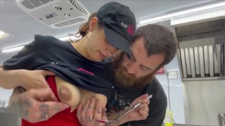Food-Truck-Dame mit milchgefüllten Brüsten hat ein spezielles Menü