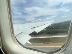 Рискованный публичный минет в самолете полным людей - Screenshot 1 of 16 - Risky