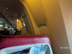 Рискованный публичный минет в самолете полным людей - Screenshot 6 of 16 - Risky