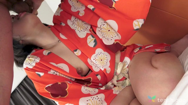 Горячая кукла для траха Хана Кавамура стонет, занимаясь жестким сексом с двумя мужчинами.