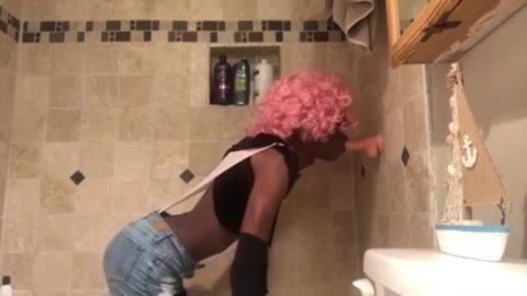 Femboy s’amuse avec un gode et des wedgies