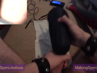 Джанин показывает фембою свой новый вибрирующий горловой трюк Bad Dragon Fleshlight