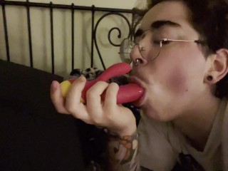 角质酷儿 FtM 给假阳具头 - 免费口交预告片