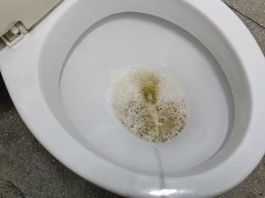 Esguichando no banheiro público