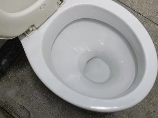 Esguichando no banheiro público