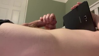 Sólo chlapec sledování porno, lemování a výstřiky