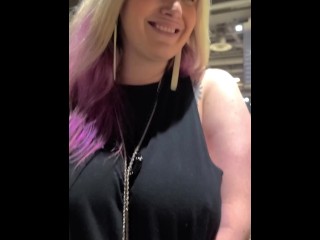 Shaking my Tits no Bra in Public