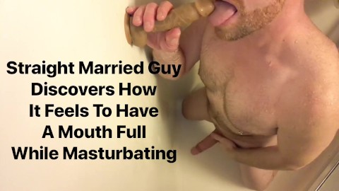 Solo masculino gemendo masturbação enquanto chupa um vibrador para aumentar a auto-Pleasure