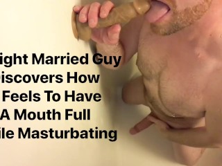 Solo Masculino Gemendo Masturbação Enquanto Chupa Um Vibrador Para Aumentar a Auto-pleasure