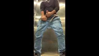 Masturbándose en el ascensor