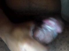 me jalo mi enorme verga y aprovecho la leche de mis tres pajas anteriores y la uso como vaselina