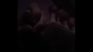 自我崇拜肮脏臭气熏天的鞋底和脚趾