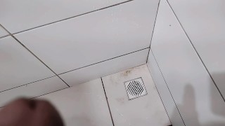 squirten in de badkamer van de buurman