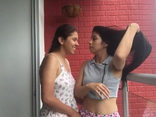 Я на балконе и моя девушка приходит меня греть! Будьте осторожны с соседями, они могут нас увидеть.