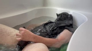 Пластиковый пакет Мужчина в ванне с мешком на голове