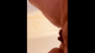 在浴缸里撒尿，到处都是我的腿！！