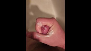Masturbación matutina en la ducha resultando en eyaculación.