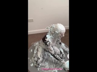 Milf inPVC Catsuit & Heels Covers Her Entire Body with Shaving Foam_Pies